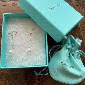 Elsa Peretti chain earrings with drop pearl from Tiffany’s. Only worn once.